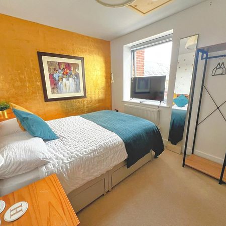 Gold Penthouse Room 5Min To Basingstoke Hospital Экстерьер фото